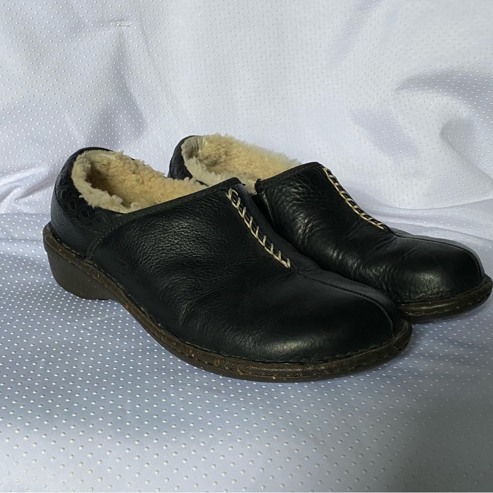 UGG Black Slip-On Flats with Shearling Lining Women’s Size 9